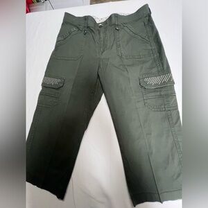 LEE SINFULLY SOFT SIZE MEDIUM (10) OLIVE GREEN CAPRIS. COMFORTABLE WAIST 10”RISE